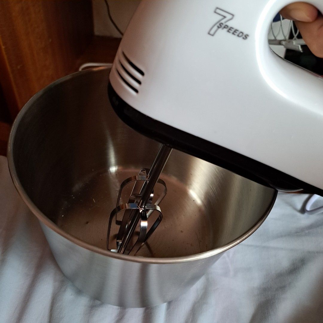 7 Speeds Electric Mixer (Category: Hand & Stand Mixers) located in Las Pinas. Submitted by preslee.moore (Listing ID 1259491064, Image 3). Description: This was given to me as a gift, but I already have one. I can send a video of this working..