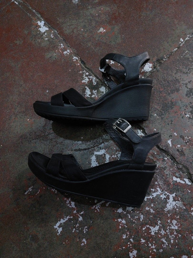 Crocs leigh ii discount cross strap wedge