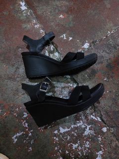 Crocs Leigh II Ankle Strap Wedge Sandals/Black(23 cm)