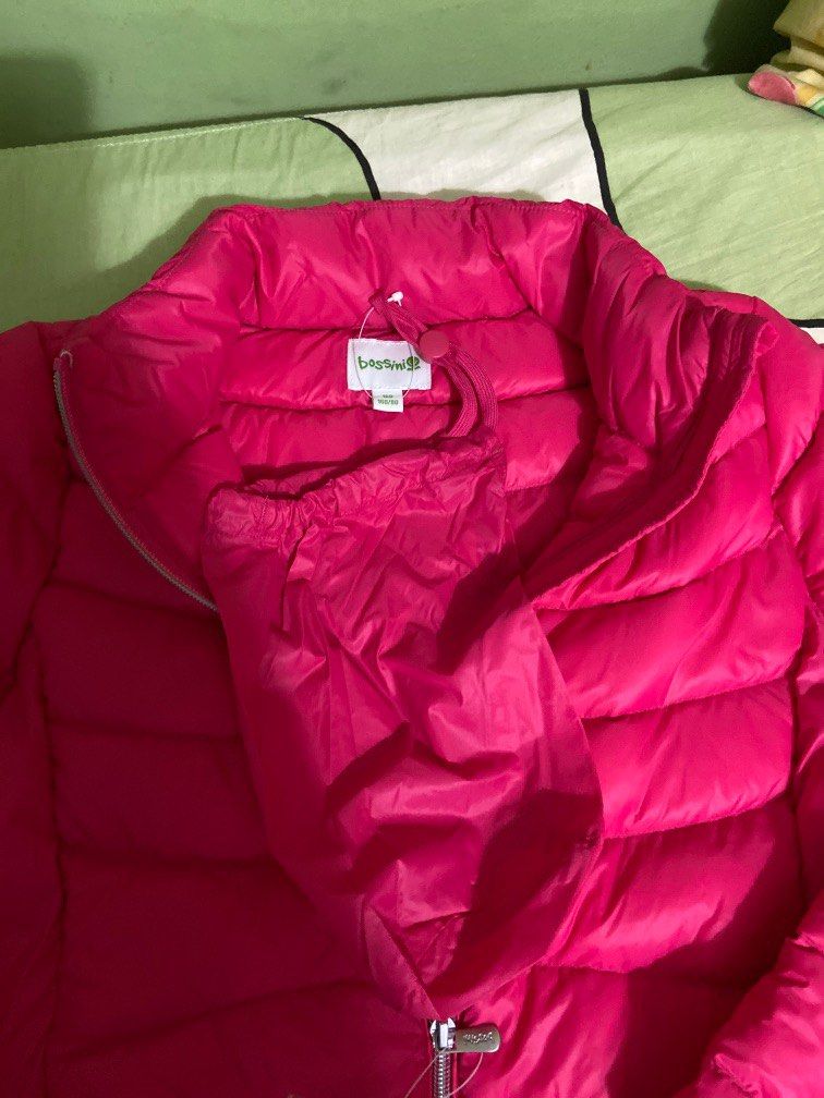 Down jacket (Category: Babies & Kids Fashion) located in Singapore. Submitted by springong (Listing ID 1259492890, Image 3). Description: Bossini Size 160 Fuchsia colour 90% down Jacket is light weight n of premium quality can fold into attached pouch. 2 side pocket, 2 inner side pocket with 1 name tag Under the light, you can see the jacket is filled with down evenly spread out total 72g. Quality zip with inner flap to protect getting your other