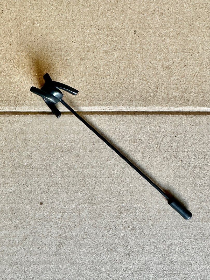 DSQUARED Barb Wire Pin / Brooch (Category: Luxury Accessories) located in Mandaluyong City. Submitted by yohjivangarcons (Listing ID 1259563346, Image 1). Description: .