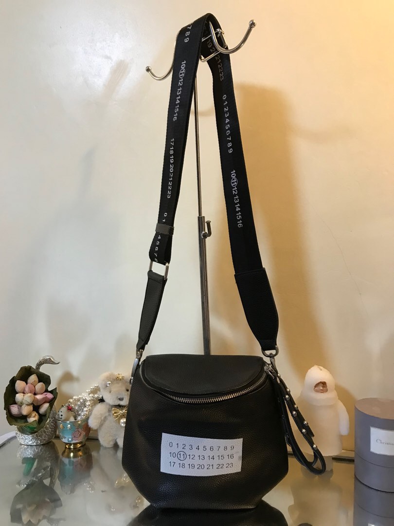 Balenciaga Everyday Strap Crossbody Unisex, Women's Fashion, Bags &  Wallets, Cross-body Bags on Carousell