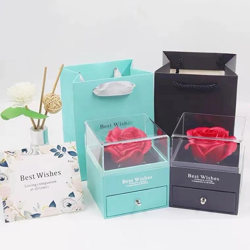 Gift box top for a necklace