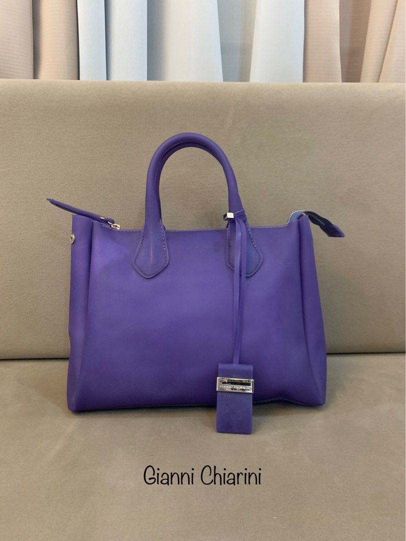 Gianni Chiarini Gel Handbag (Category: Luxury Bags & Wallets) located in Paranaque City. Submitted by katlouieleandicho (Listing ID 1259487968, Image 2). Description: 💯Authentic Made in Italy.