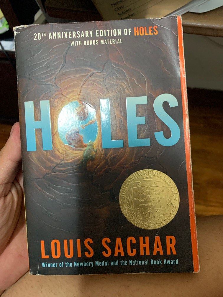 Holes: 10th Anniversary Edition with Bonus Material [Book]