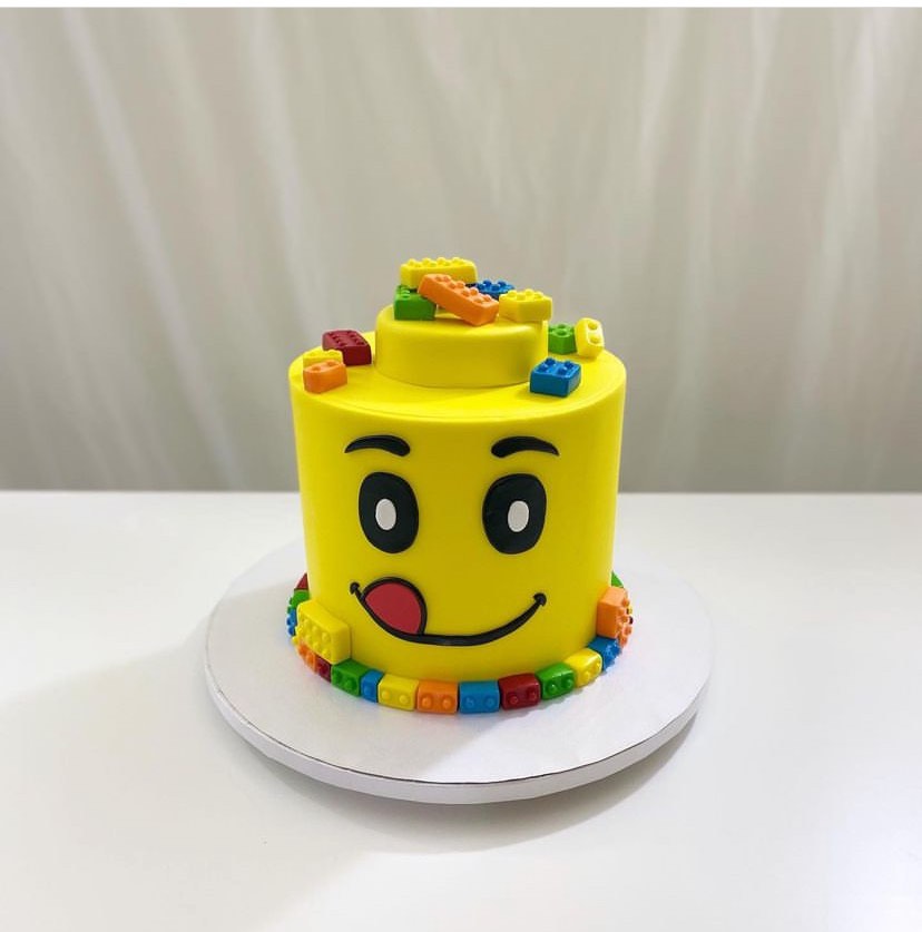LEGO Head 💛 A fun little LEGO themed cake for a big LEGO fan for his  birthday 🥳 Funfetti cake + vanilla Italian meringue buttercream… |  Instagram