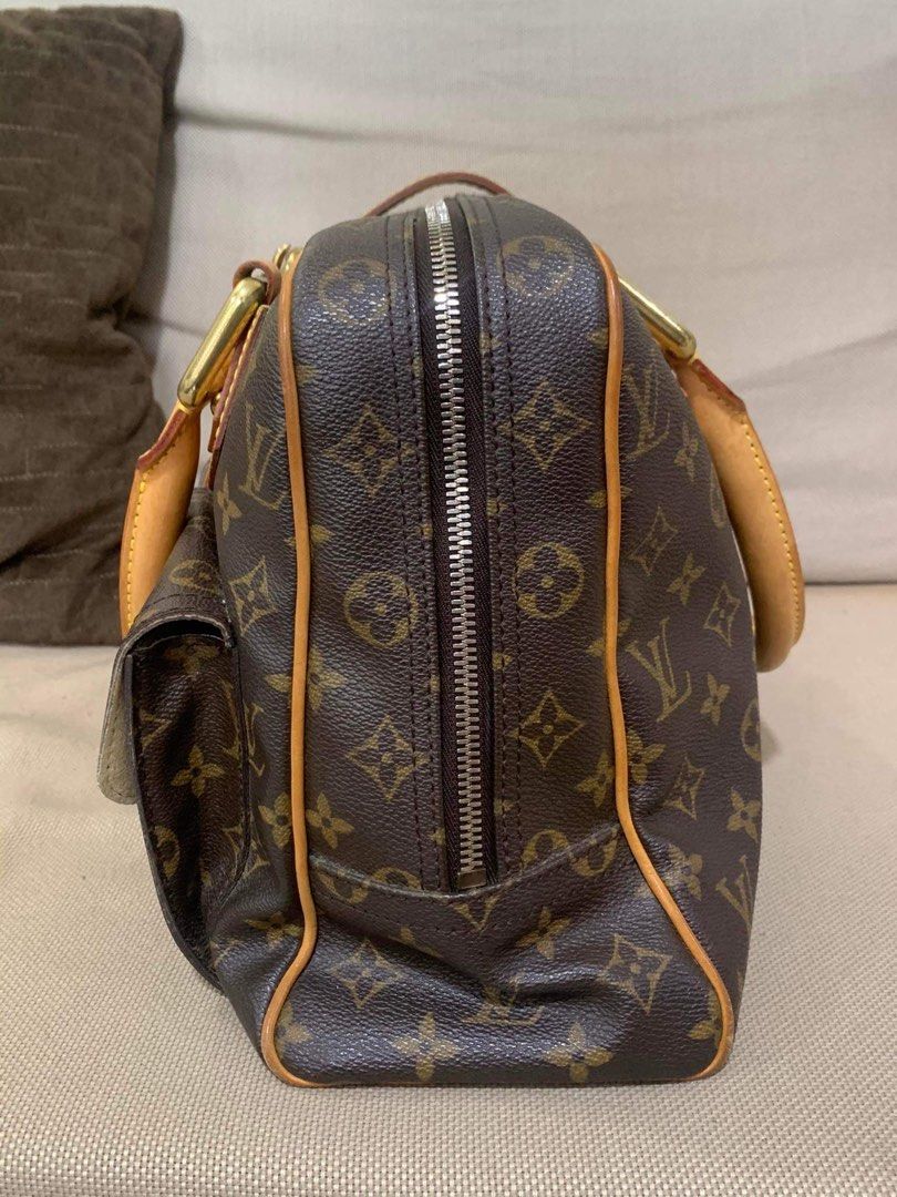 Louis Vuitton manhattan GM, Luxury, Bags & Wallets on Carousell