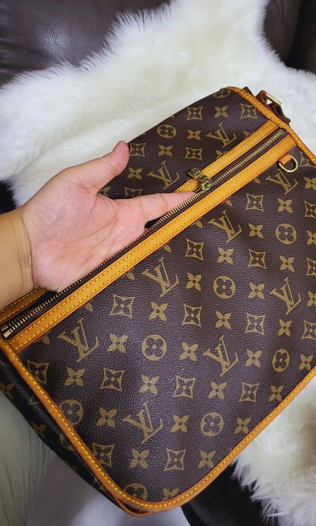 Used louis vuitton TAIGA LEATHER TOILET POUCH GM HANDBAGS HANDBAGS / LARGE  - CLOTH