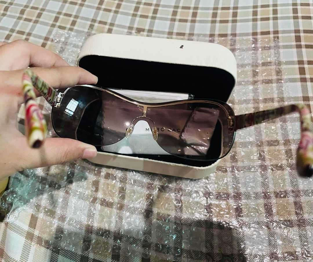 Marc Jacobs Sunglasses (Category: Sunglasses & Eyewear) located in Bacoor. Submitted by stuffwars_ph (Listing ID 1259463566, Image 2). Description: Marc Jacobs Sunglasses Galing po US Inclusion: box, cloth case, cleaning cloth Box po nya ay nagfa fade na Mismong salamin ay walang gasgas/issue 10/10 condition Meet up loc: mci, palico lumina mall, Shipping transactions Grab lalamove LBC or JRS shouldered by customer For inquiries, pm or contact 093