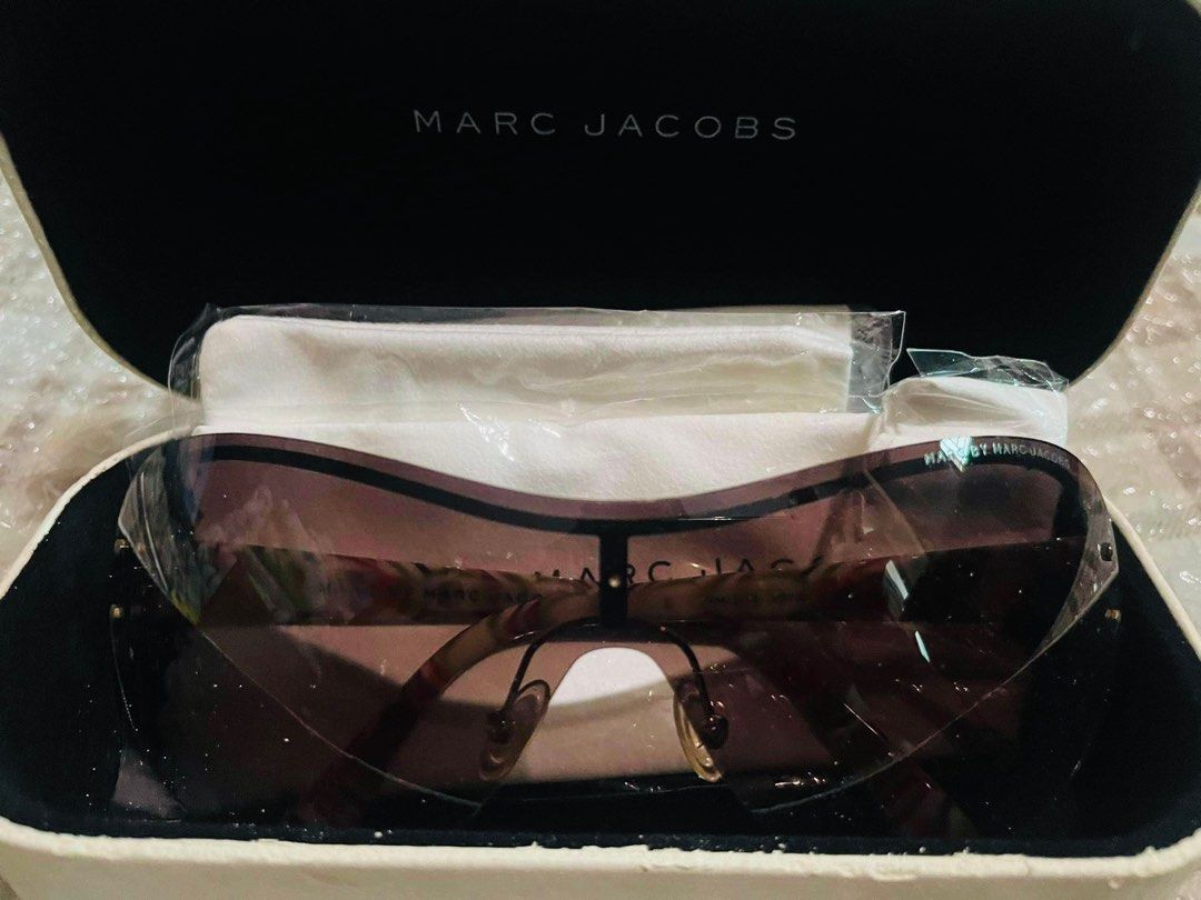 Marc Jacobs Sunglasses (Category: Sunglasses & Eyewear) located in Bacoor. Submitted by stuffwars_ph (Listing ID 1259463566, Image 3). Description: Marc Jacobs Sunglasses Galing po US Inclusion: box, cloth case, cleaning cloth Box po nya ay nagfa fade na Mismong salamin ay walang gasgas/issue 10/10 condition Meet up loc: mci, palico lumina mall, Shipping transactions Grab lalamove LBC or JRS shouldered by customer For inquiries, pm or contact 093