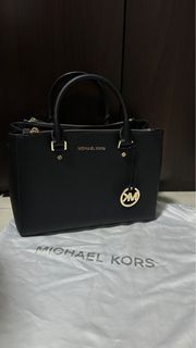 Michael Kors DANIELA Saffiano Crossbody, Women's Fashion, Bags & Wallets, Cross-body  Bags on Carousell