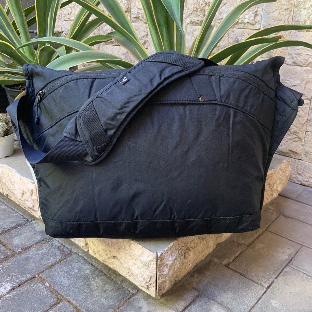 Nike cascade on sale messenger bag
