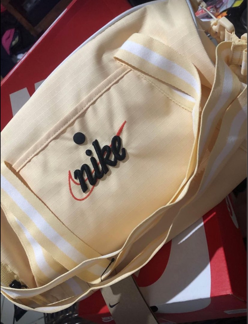 NIKE HERITAGE RETRO DUFFLE BAG PALE VANILLA, Men's Fashion, Bags