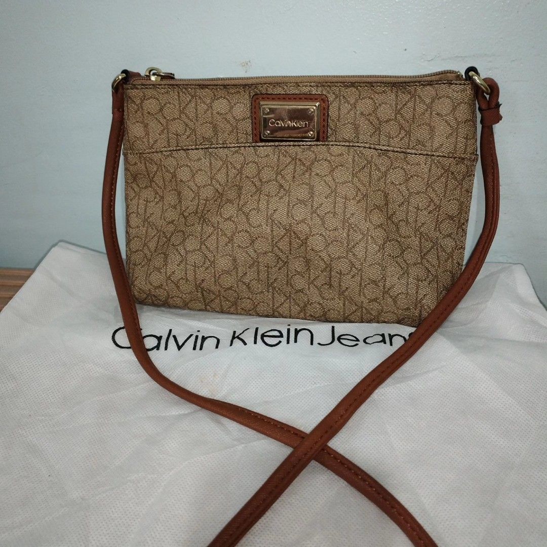Calvin Klein White Cross-Body Bag, Women's Fashion, Bags & Wallets, Cross-body  Bags on Carousell
