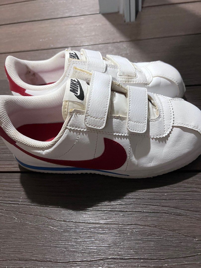 Red Nike Velcro cortez