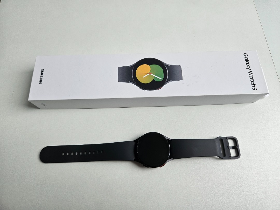 Samsung Galaxy Watch 5 40mm Graphite, Mobile Phones & Gadgets