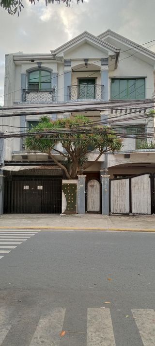 San Isidro Makati House and Lot For Rent 3 Storey with 6Br