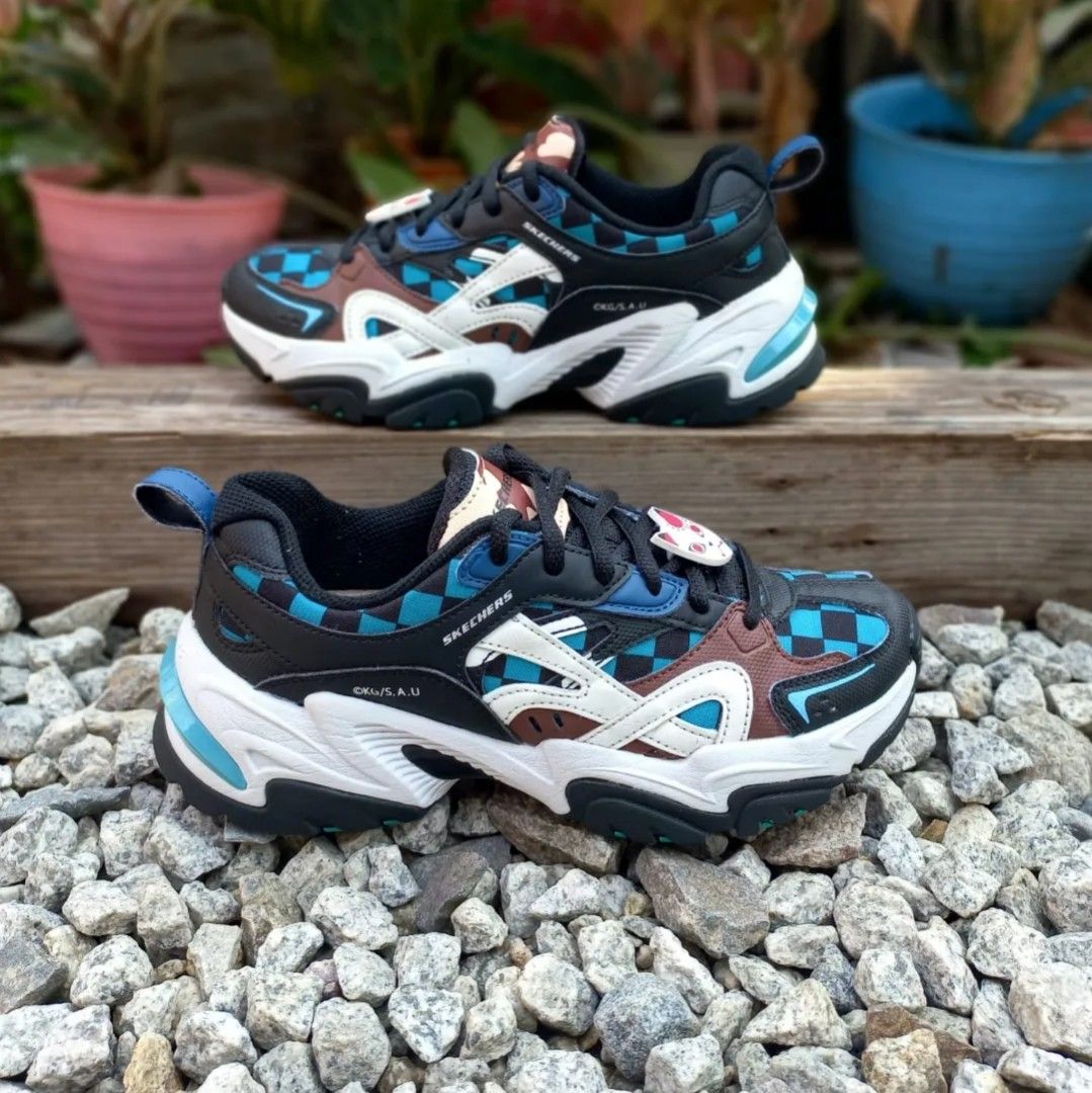 SKECHERS size 36 Fesyen Pria Sepatu Sneakers di Carousell