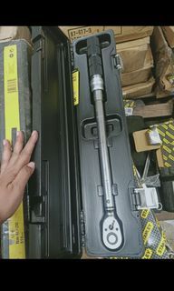 STANLEY TORQUE WRENCH 1/2 DRIVE CLICK.TYPE

#73-590 30 -150 FT (40-200NM) HEAVY DUTY

#73-589 17-75FTLBS (20-210-NM)