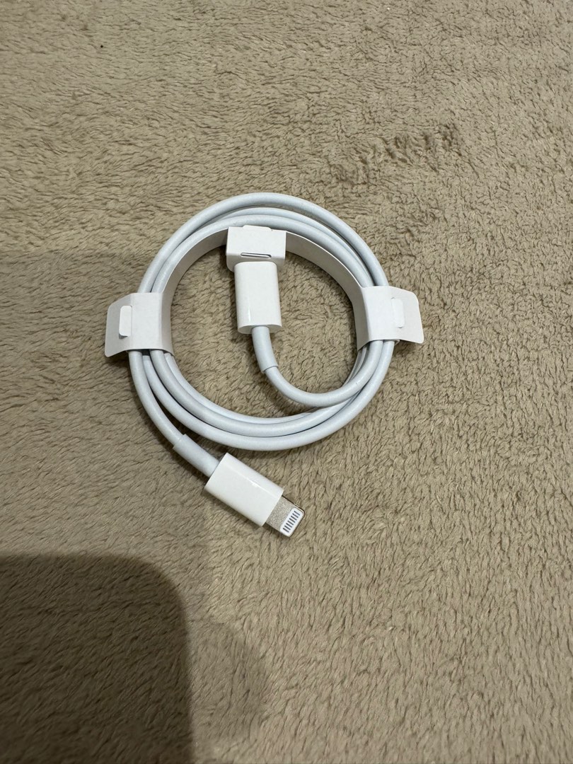 Usbc to lightning cable 1m, Mobile Phones & Gadgets, Mobile & Gadget Accessories, Chargers