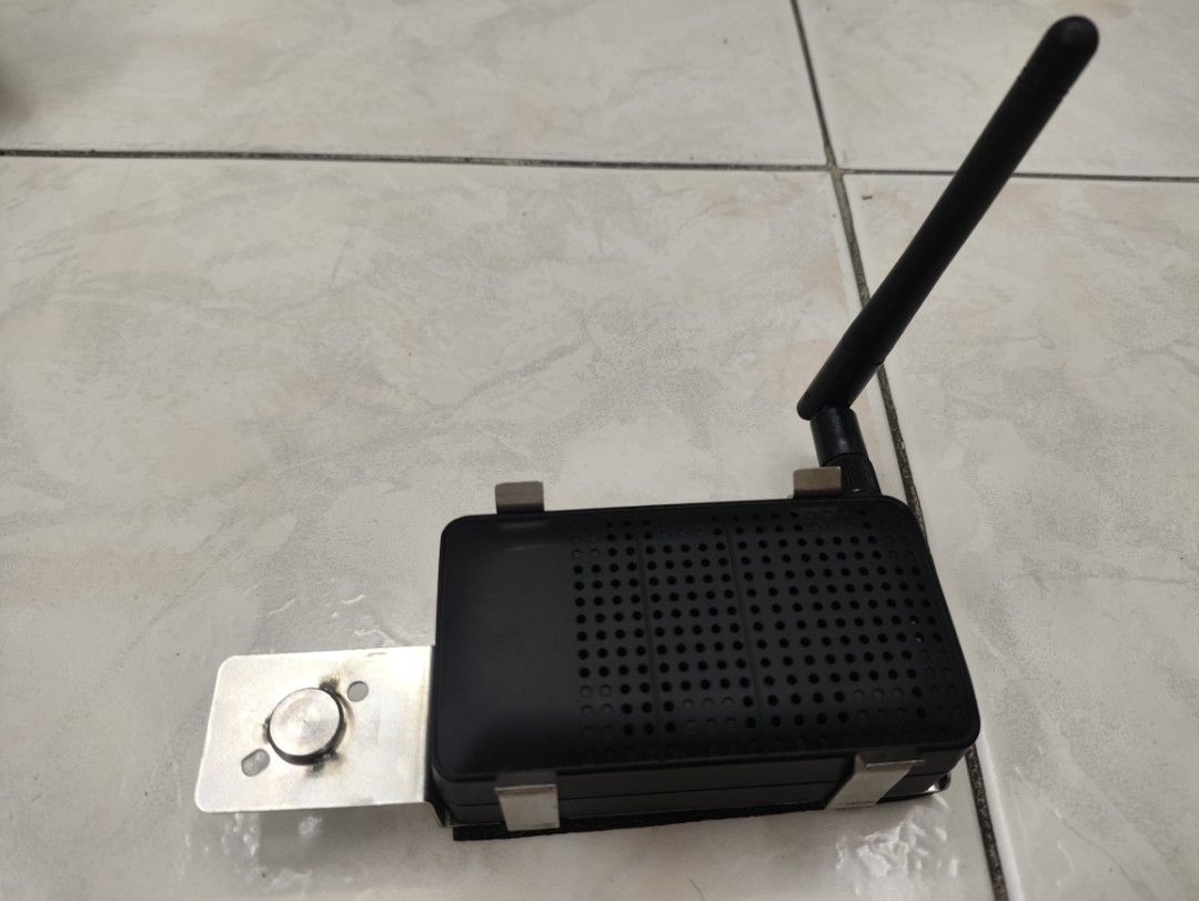 AVT WiFi receiver, mirroring (Category: Audio, Video, Alarm and other Electronic Accessories) located in Manila. Submitted by celticslegend33 (Listing ID 1259669499, Image 3). Description: Came from Mitsubishi ASX, compatible with Montero. Working. Head unit sold already. Package includes everything in the picture. Original price is 4k from AVT..