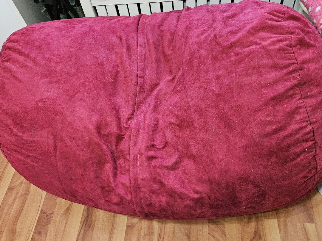 Bean Bag (Category: Sofas) located in Singapore. Submitted by coverlady (Listing ID 1259700721, Image 2). Description: Large bean bag couch fits up to three people for super comfy hangouts Use alone to create the world’s coziest napping spot Premium foam blend filling is the perfect combination of supportive and cushy Cover is removable and machine-washable for easy-peasy cleaning Durable inner liner keeps your bean bag safe from spills Breakaway