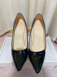 Black pointer high heels