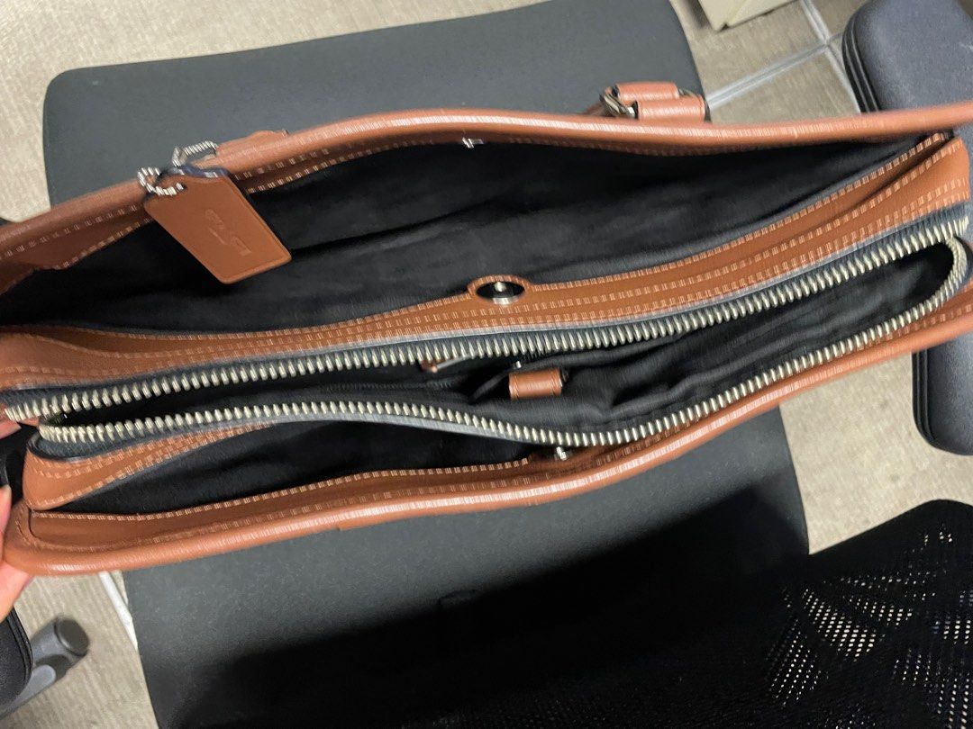 Coach （分類：手袋及銀包）位於 Hong Kong。 由 kowloonkey 提交（商品編號 1259699992，圖片 3）。簡介： 42 * 29 * 10 cm 。