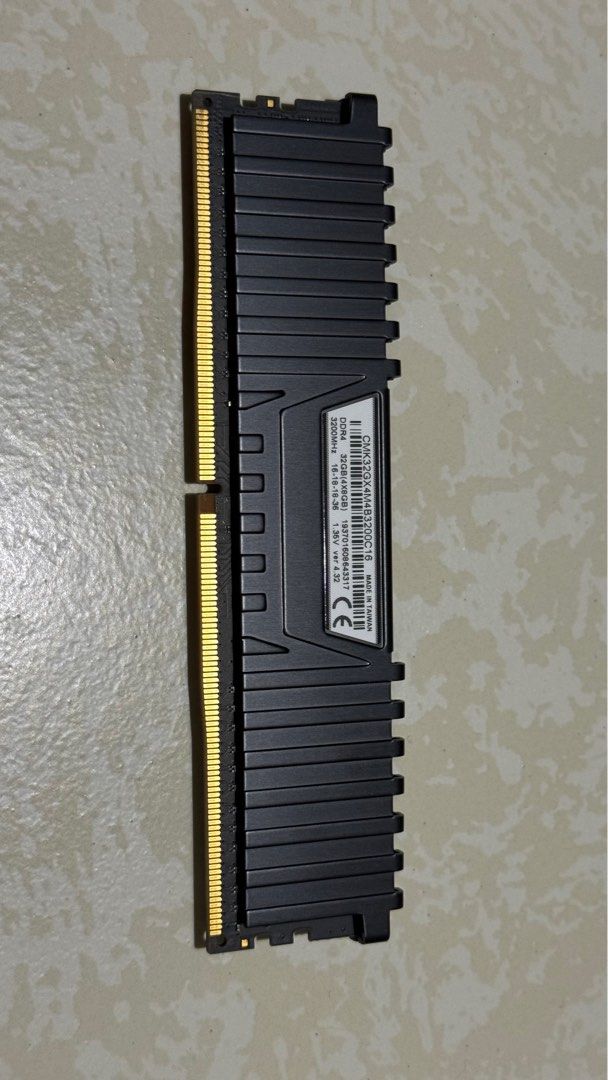 Cmk32gx4m4b3200c16 top