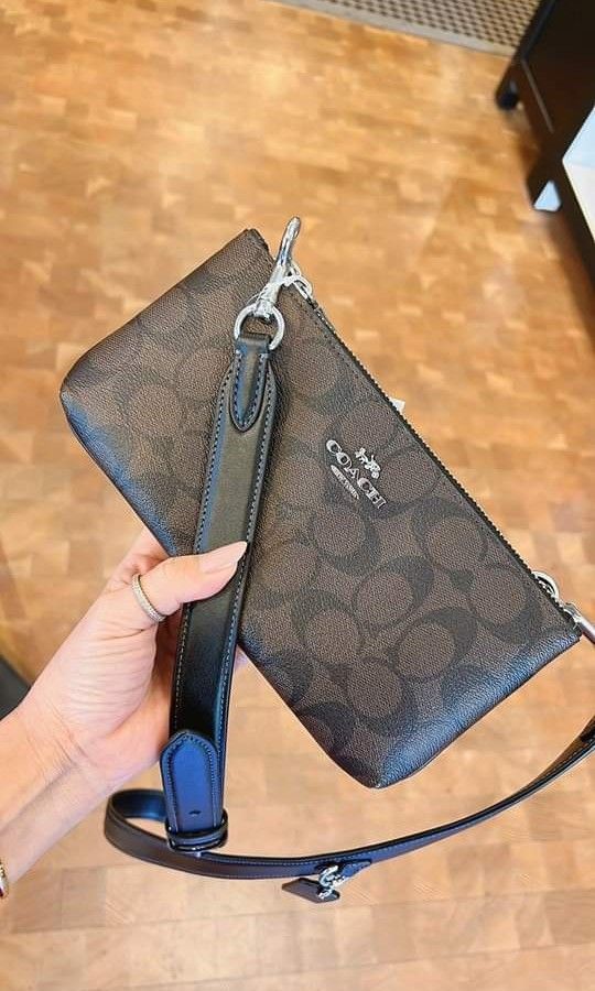 Coach crossbody discount in signature canvas