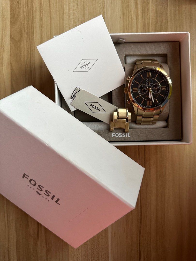 Fossil Men’s Gold Watch (Category: Men's Watches) located in Pasay City. Submitted by closet_declutter_ph (Listing ID 1259660732, Image 1). Description: Fossil gold men’s watch 1/2 of a couple watch set Only used once Working, no damage Ready to be used w/ battery Note: Photo is on woman’s wrist Price is negotiable.
