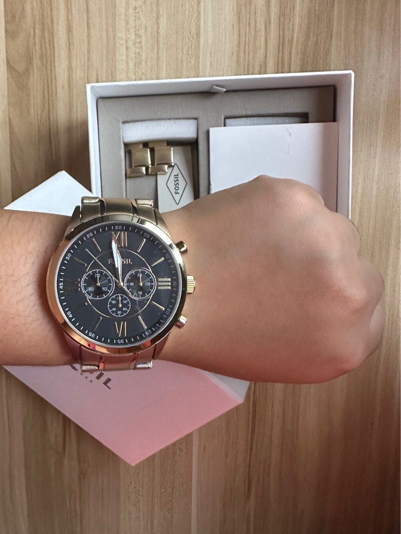 Fossil Men’s Gold Watch (Category: Men's Watches) located in Pasay City. Submitted by closet_declutter_ph (Listing ID 1259660732, Image 3). Description: Fossil gold men’s watch 1/2 of a couple watch set Only used once Working, no damage Ready to be used w/ battery Note: Photo is on woman’s wrist Price is negotiable.