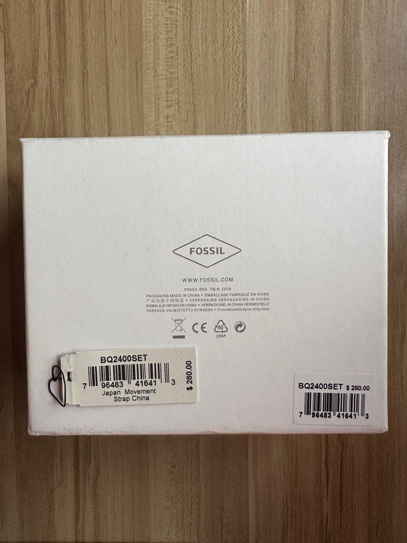 Fossil Men’s Gold Watch (Category: Men's Watches) located in Pasay City. Submitted by closet_declutter_ph (Listing ID 1259660732, Image 2). Description: Fossil gold men’s watch 1/2 of a couple watch set Only used once Working, no damage Ready to be used w/ battery Note: Photo is on woman’s wrist Price is negotiable.