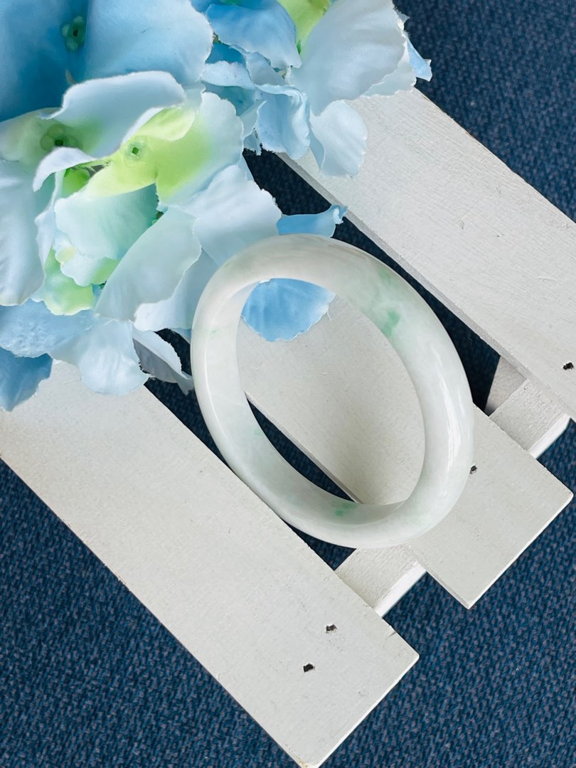 White jade shop bangle meaning