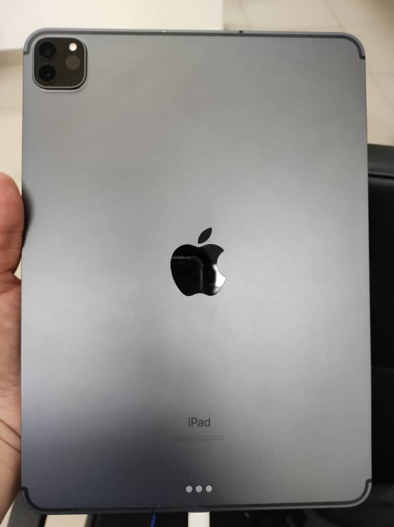  2020 Apple iPad Pro 2nd Gen (11 inch, Wi-Fi + Cellular