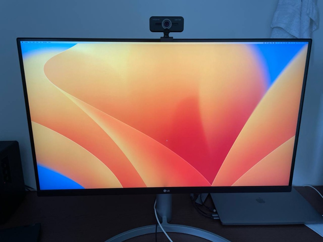 LG UltraFine 32UN650W 31.5" UHD 4K HDR IPS Monitor with AMD FreeSync
