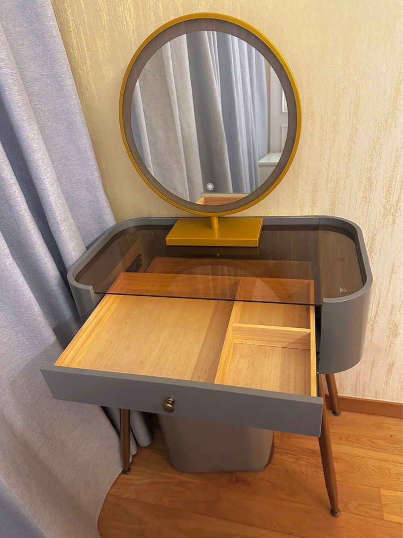 Make Up table (Category: Tables & Sets) located in Singapore. Submitted by quickbuynsell (Listing ID 1259703067, Image 2). Description: Please note that mirror is not included Self collect.