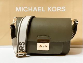Michael Kors Ava medium & mini Ava Review and what's in my bag in the  colours black, Damson & cinder 