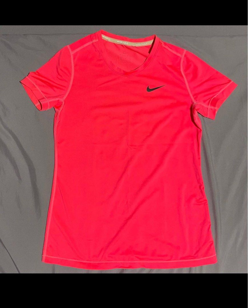 Red nike hotsell shirt girls