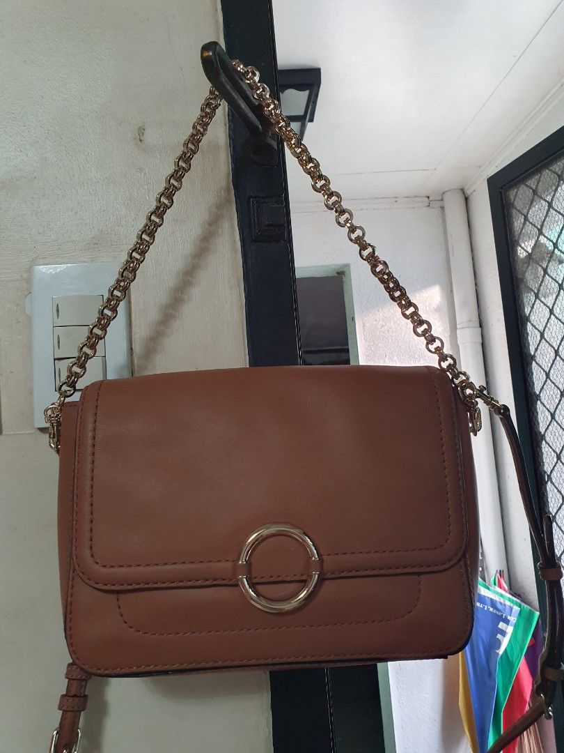 Oroton bag (Category: Luxury Bags & Wallets) located in Las Pinas. Submitted by marichelle1012 (Listing ID 1167722114, Image 2). Description: detachable sling / gold chain shoulder bag.