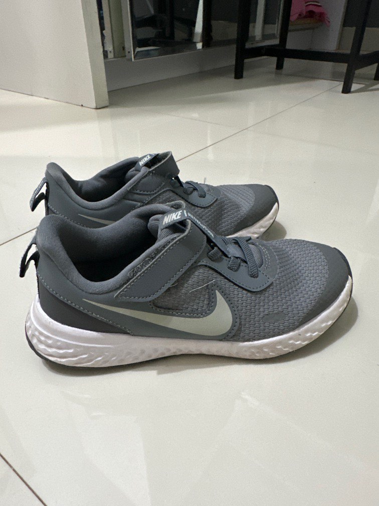 Sepatu nike apparel on sale