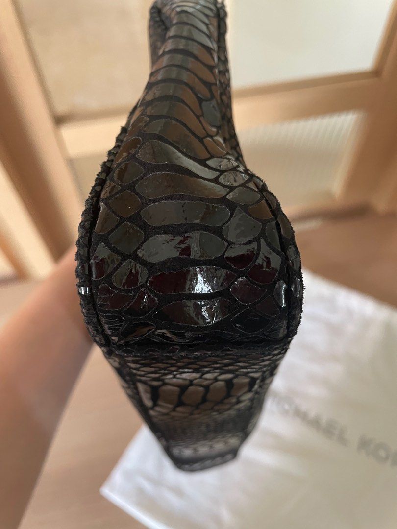 Shoulder bag (Category: Clutches) located in Singapore. Submitted by shiney (Listing ID 1259624924, Image 3). Description: .