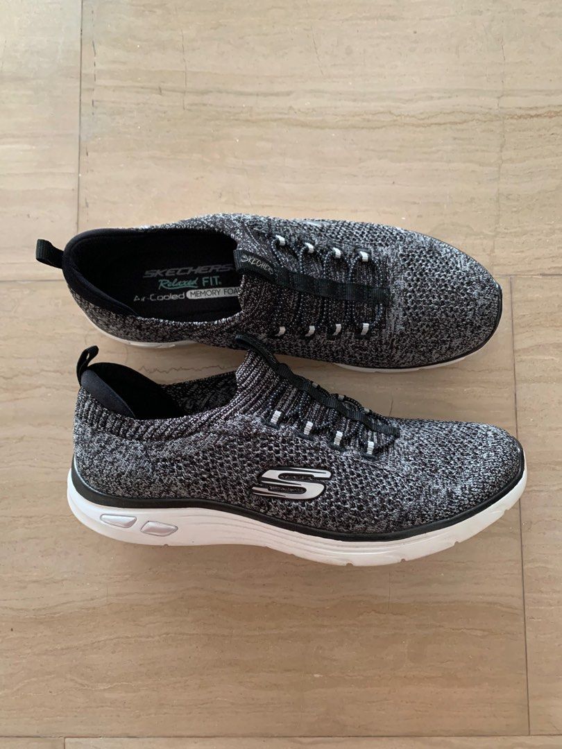 Relaxed skechers top