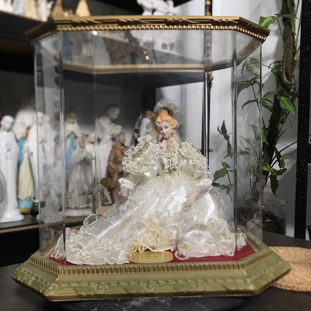 Porcelain doll display case new arrivals