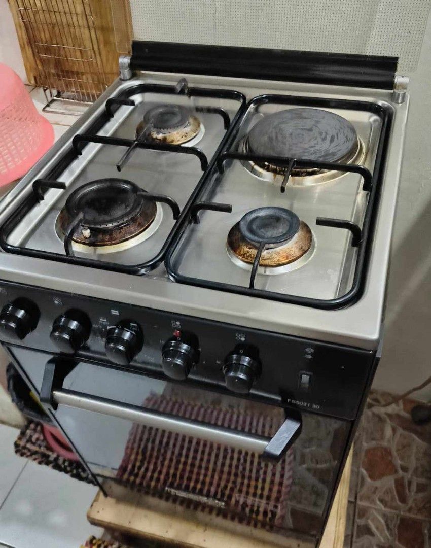 3 year old oven with stove top. 1 electric stove top, Furniture & Home