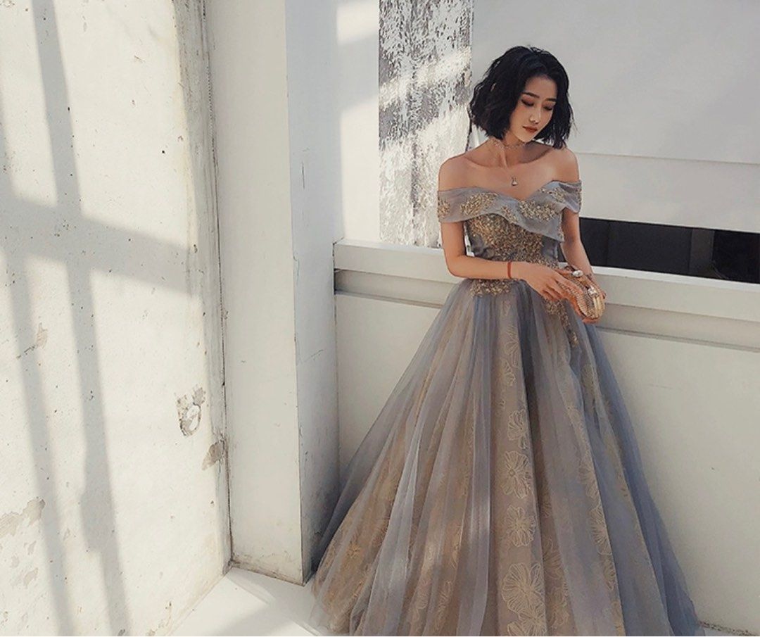 晚裝 晚禮服 evening gown 綁帶款 （分類：晚裝）位於 Hong Kong。 由 waiyaaaaa 提交（商品編號 1258439343，圖片 8）。簡介： 全新冇着過出街 S-M size 綁帶款～ 約 胸：83cm 腰：66cm 。