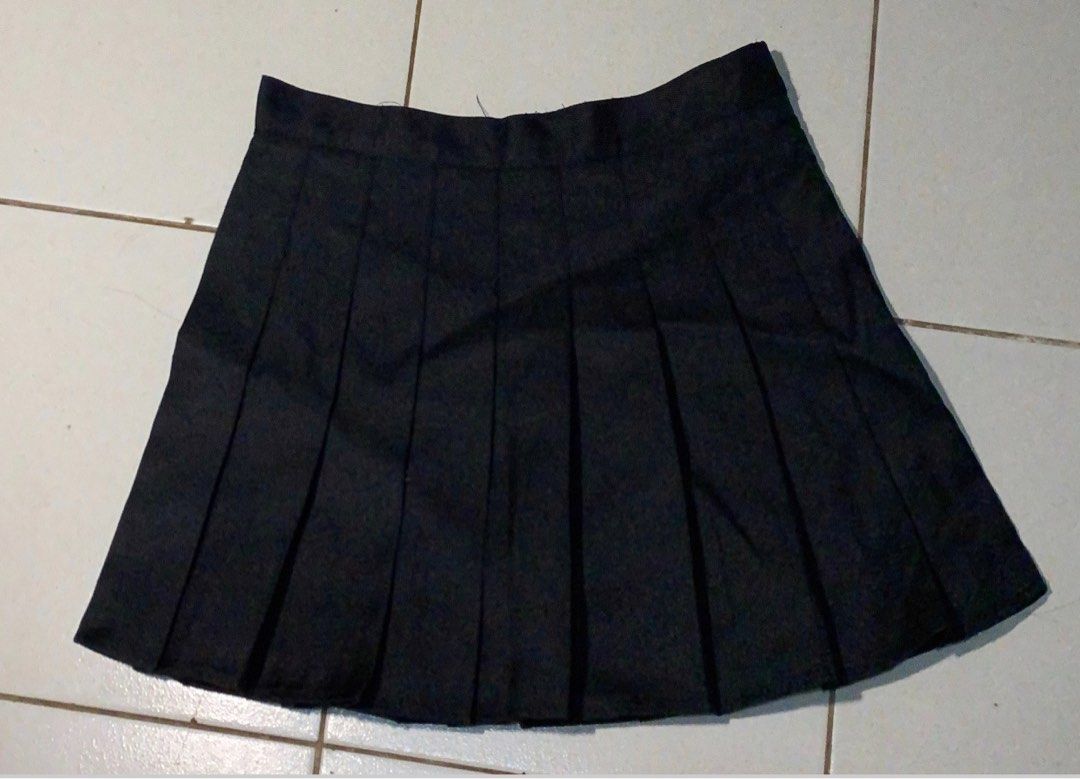 Black Pleated Skirt (Category: Skirts) located in Pasig City. Submitted by chaesoons (Listing ID 1259847305, Image 1). Description: size: 26 never worn .