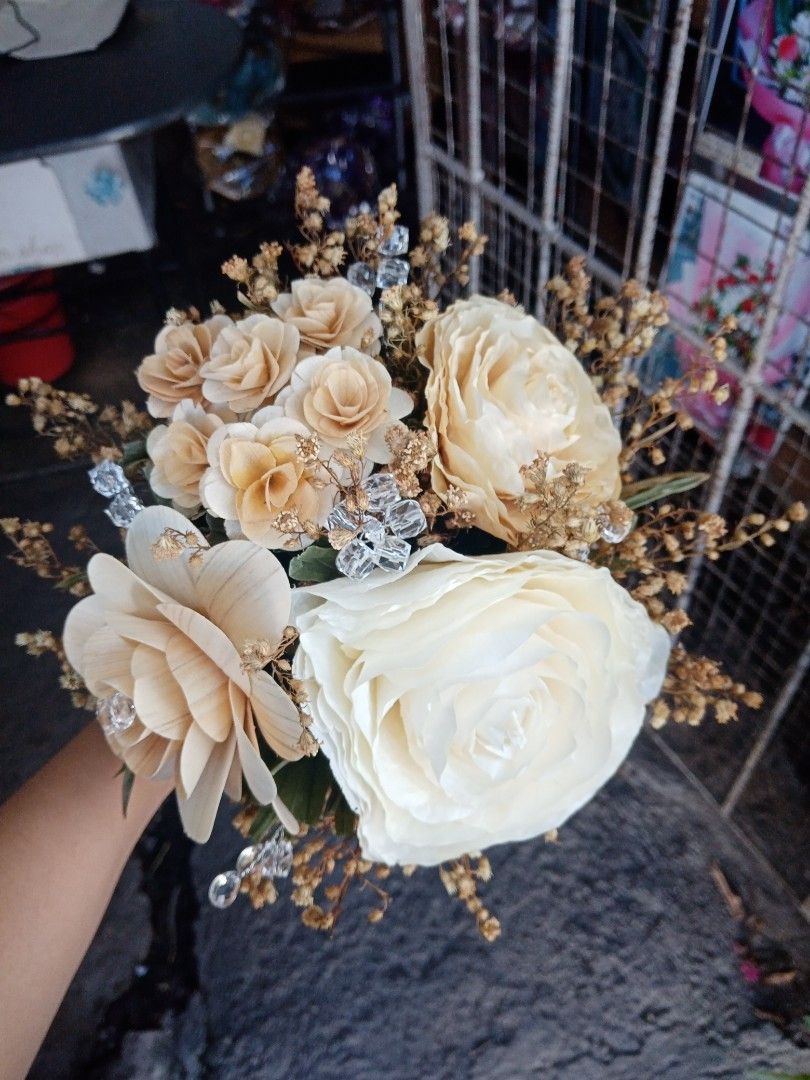 Bridal bouquet @250pesos (Category: Flowers & Bouquets) located in Naga. Submitted by pibi_barato_stuff (Listing ID 1259794405, Image 2). Description: This is a hadmade bridal bouquet. What you see is what ypu get I can send a video of the item and will send measurements. I made the posting in a hurry The buyer will shoulder the ship fee I posting this to sell my remaining stocks.