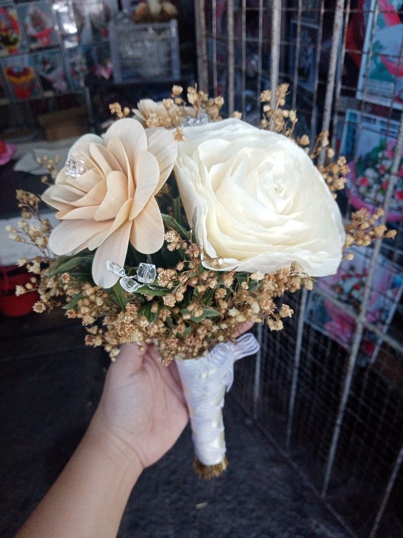 Bridal bouquet @250pesos (Category: Flowers & Bouquets) located in Naga. Submitted by pibi_barato_stuff (Listing ID 1259794405, Image 3). Description: This is a hadmade bridal bouquet. What you see is what ypu get I can send a video of the item and will send measurements. I made the posting in a hurry The buyer will shoulder the ship fee I posting this to sell my remaining stocks.
