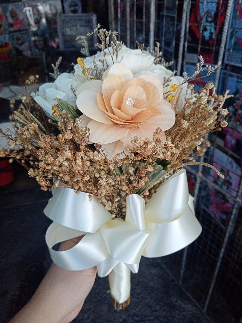 Bridal bouquet 350 (Category: Flowers & Bouquets) located in Naga. Submitted by pibi_barato_stuff (Listing ID 1259796024, Image 2). Description: This is a hadmade as seen in the picture, what you see is what you get I can send a video of the item and will send measurements. I made the posting in a hurry The buyer will shoulder the ship fee Please take note that this is bulky so the shipping fee maybe pricey.